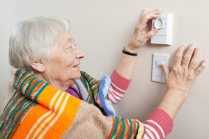 Woman-adjusting-thermostat